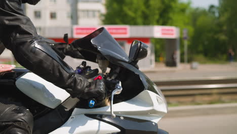 un motociclista con su novia monta una motocicleta juntos a lo largo de la calle