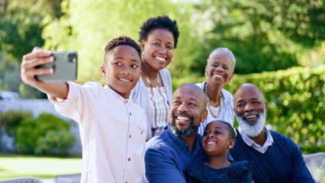 Selfie,-family-and-social-media-in-outdoors