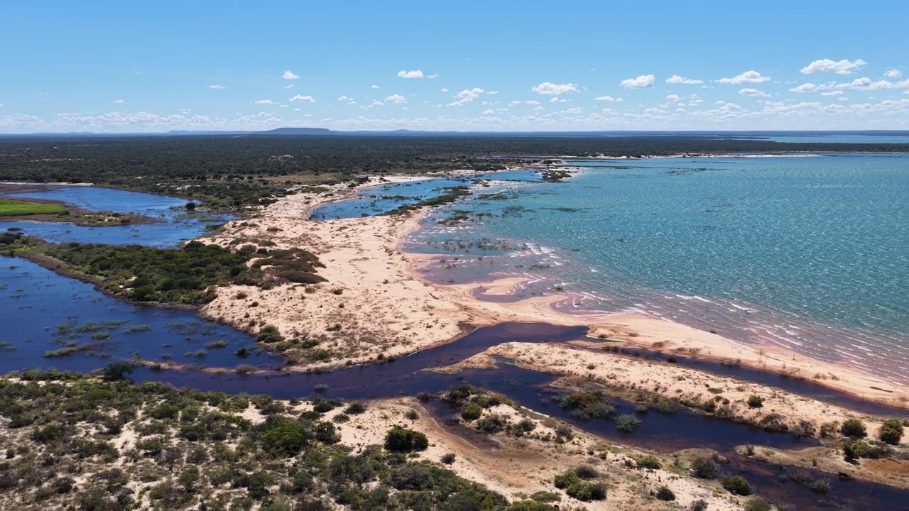 Dunas do Velho Chico em Casa Nova, Bahia, Brasil. Dunas de Areia Sinuosas. Cenário do Rio São Francisco. Dunas do Velho Chico na Bahia. Paisagem Ribeirinha. Aldeia de Povos Nativos. Viagem de Férias. Nordeste do Brasil.