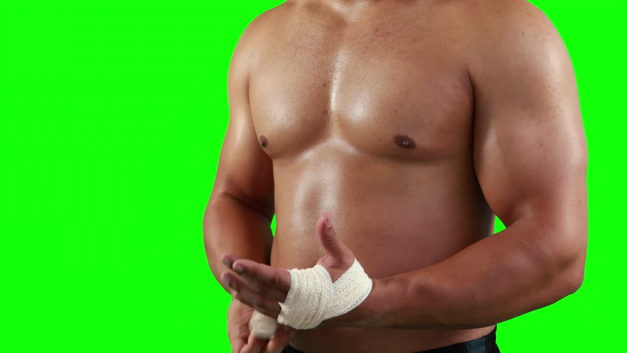 hombre musculoso serio con vendaje