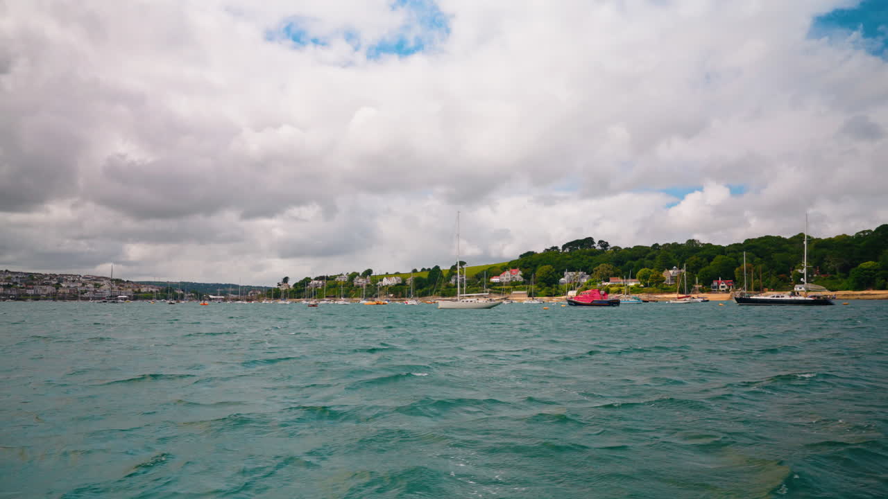 영국 코른월의 팔 강에서 보트 투어, 이 지역의 인근 마을을 발견합니다.