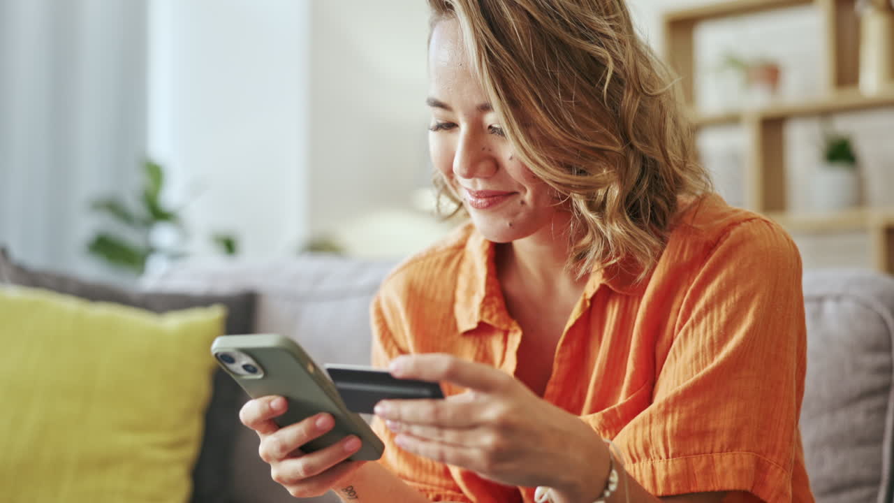 mujer asiática en teléfono celular y tarjeta de crédito