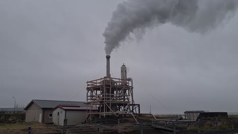 Small-Geothermal-Plant-in-Landscape-of-Iceland,-Buildings-and-Vapor