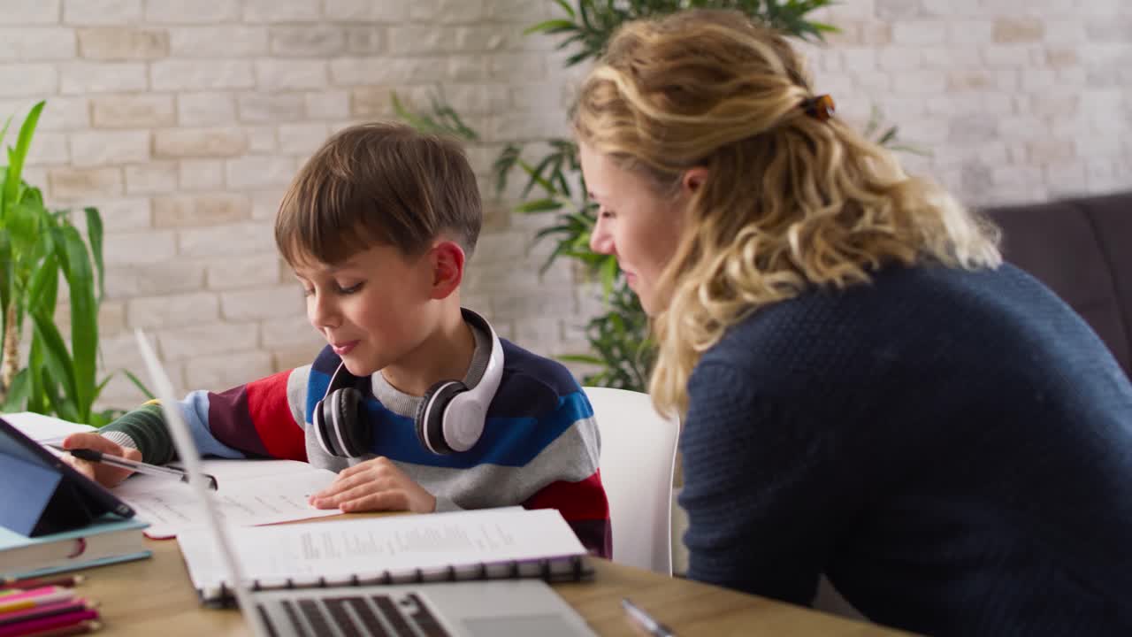 video de una madre y un hijo felices pasando tiempo con la tarea
