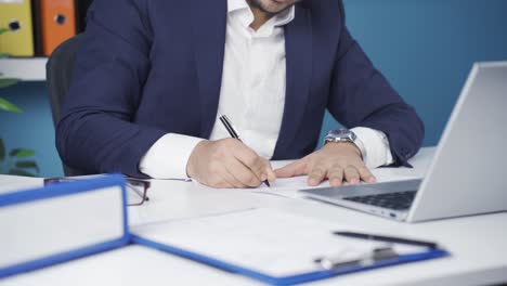 el difunto hombre de negocios no puede hacer las cosas, se emociona y entra en pánico.