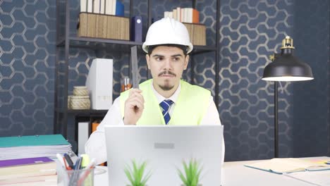 ingeniero trabajando y pensando en una computadora portátil en su oficina.
