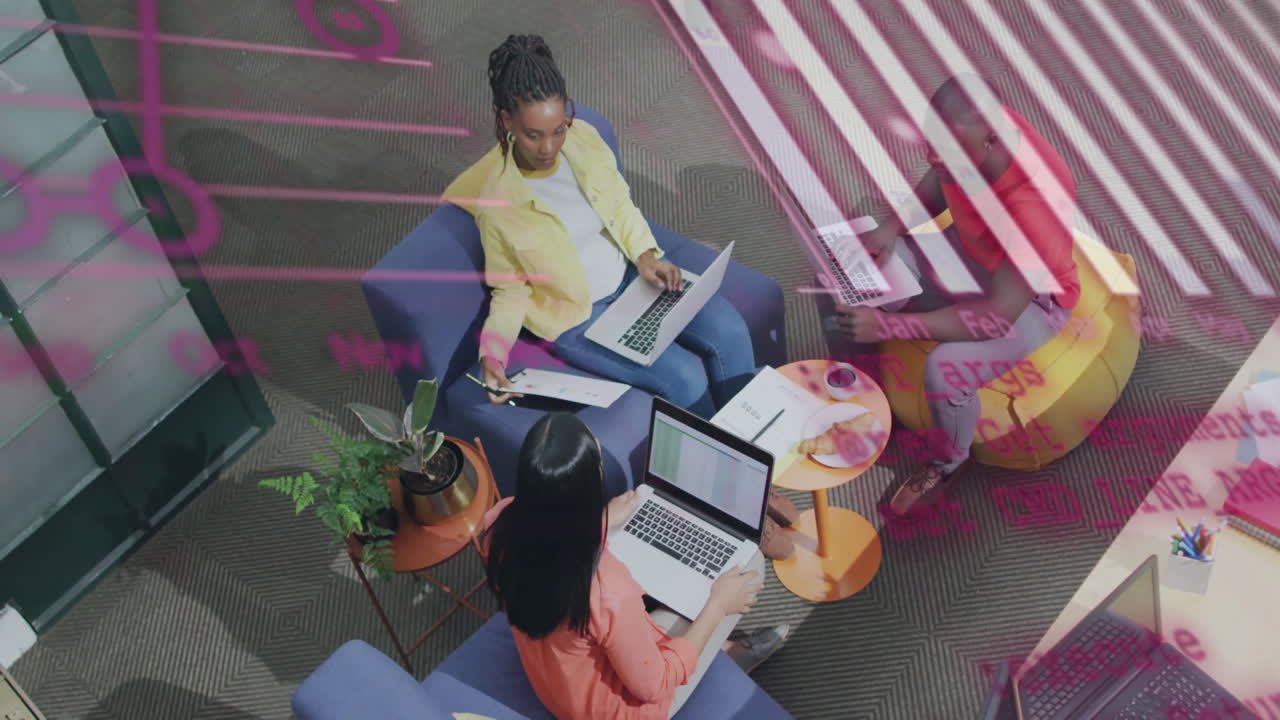 animación del procesamiento de datos y diagramas sobre diversos colegas discutiendo el trabajo