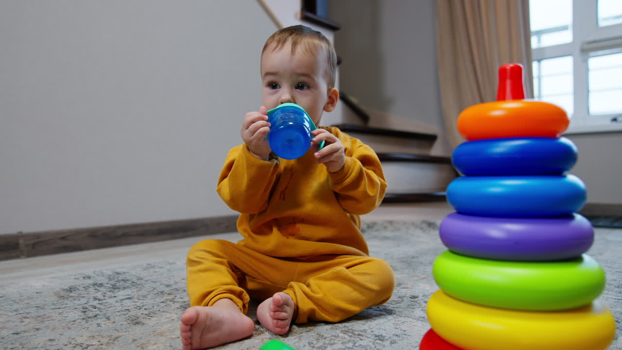 bebé jugando con juguetes