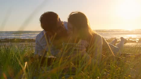 pareja romántica discutiendo por teléfono móvil en la playa 4k