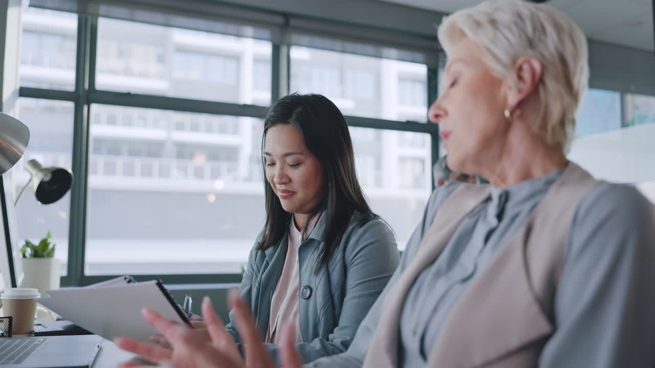 비즈니스, 여성 및 사무실에서의 대화