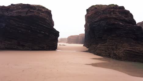 Playa-De-Las-Catedrales-En-Galicia-Con-Marea-Baja