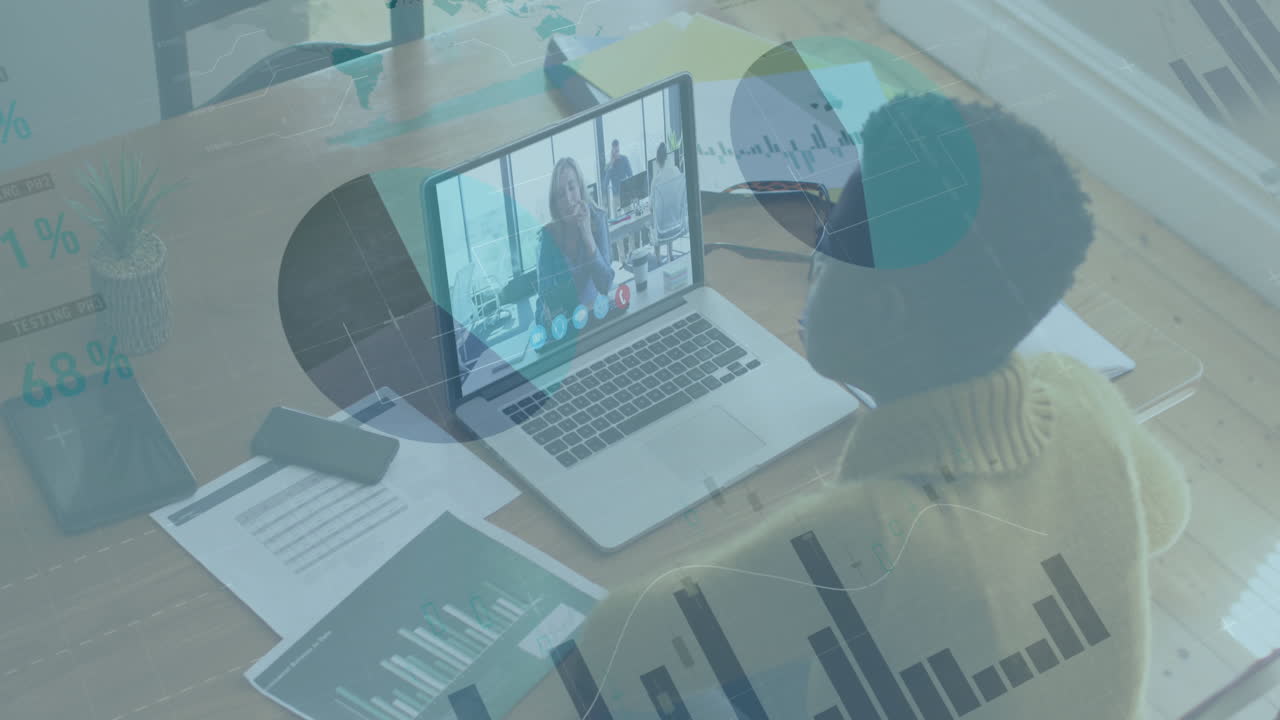 elaborazione di dati finanziari contro una donna che fa una videochiamata sul portatile in ufficio