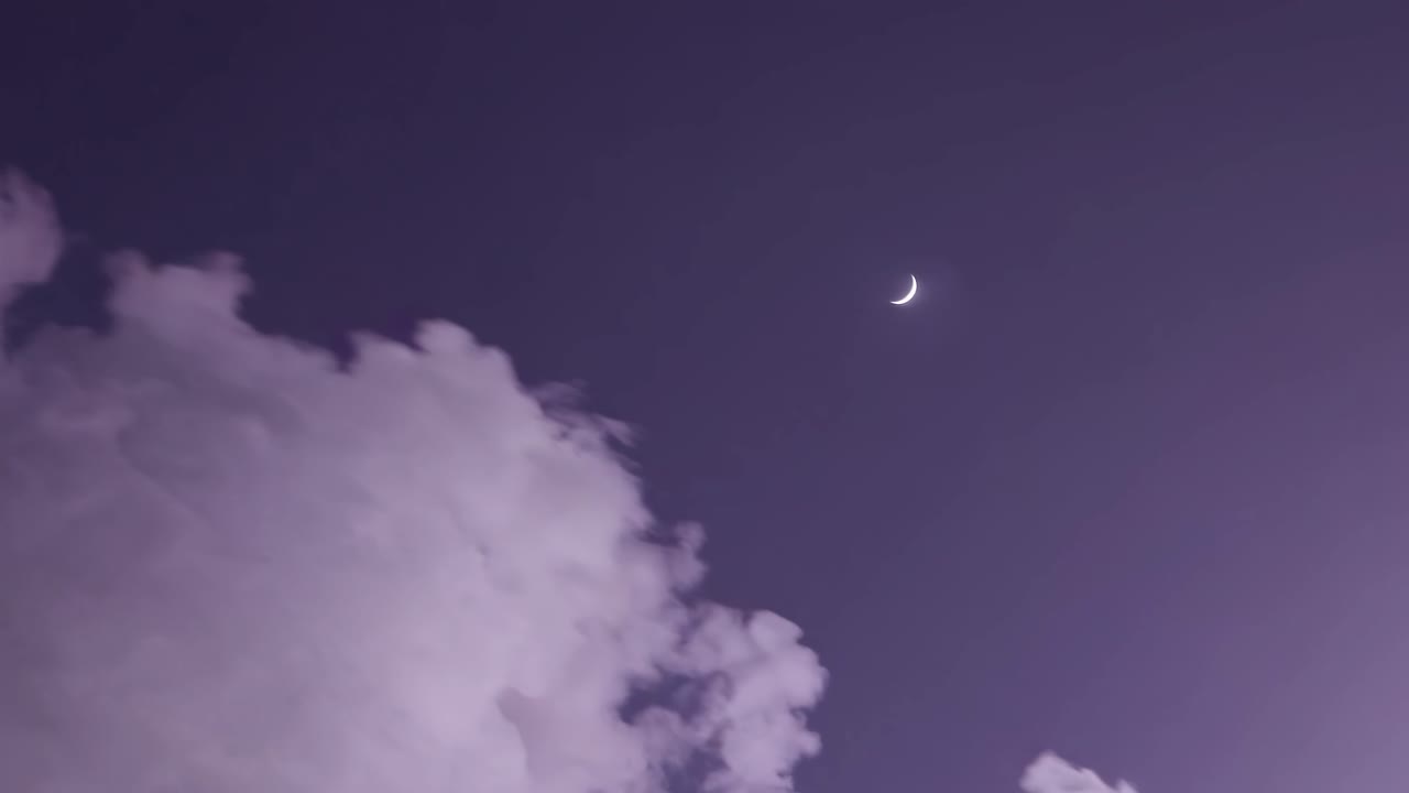 Vídeo de um céu noturno sereno com lua crescente e nuvens
