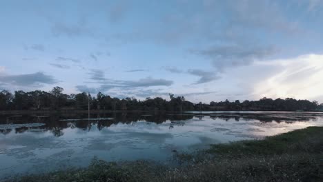 amplio timelapse junto al lago cerca de angkor wat al atardecer