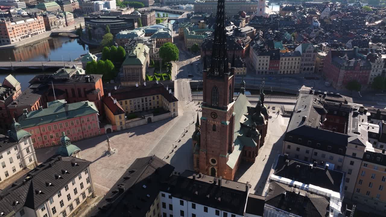 un avión no tripulado en órbita filmado por encima de la iglesia de riddarholmen, gamla stan