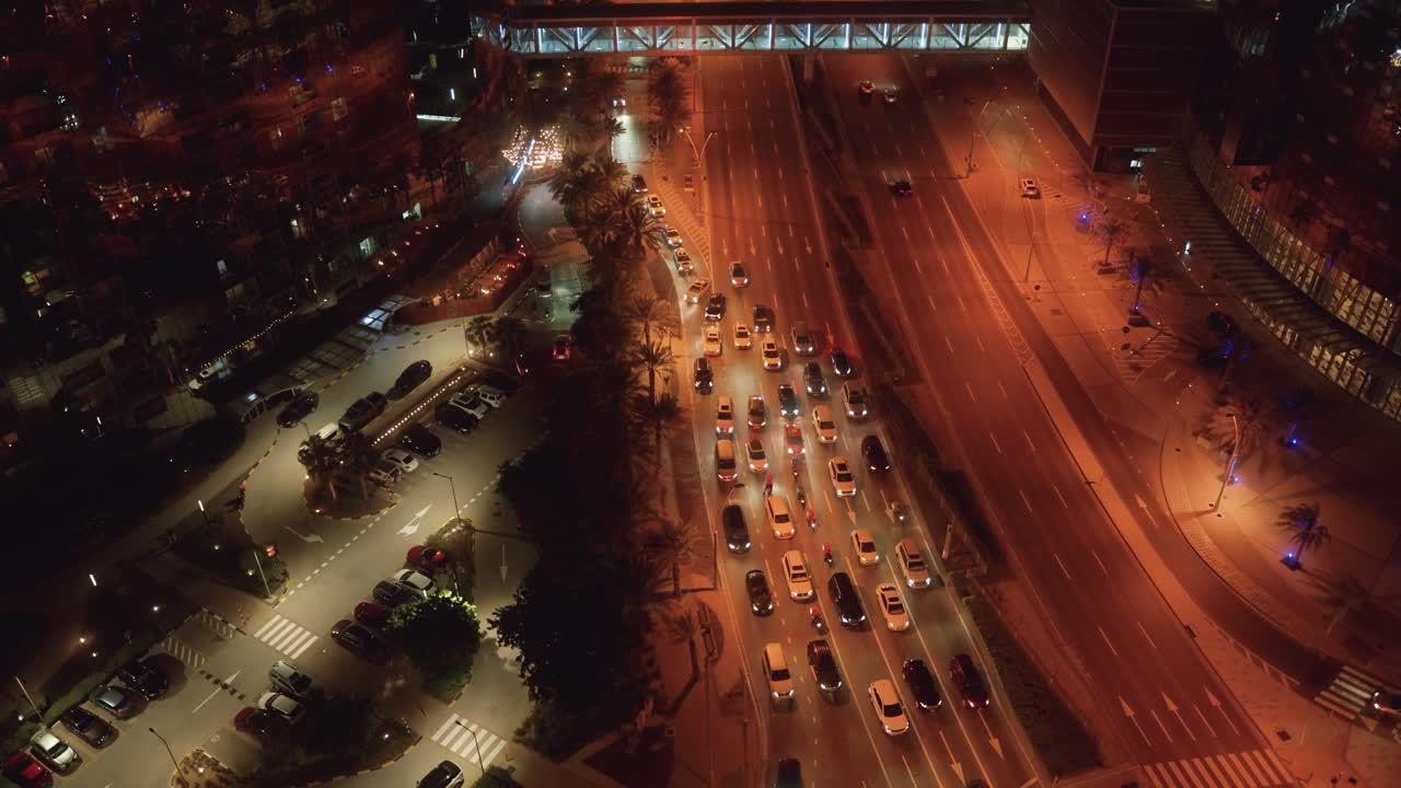 la calle al 'oud en la isla de al reem en abu dhabi, emiratos árabes unidos por la noche - vista desde una ventana de un apartamento o balcón