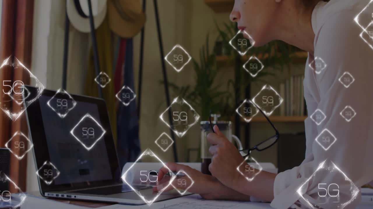animación de textos 5g sobre mujer caucásica usando computadora portátil