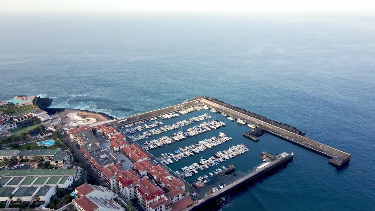 Vista dall'alto del porto a Tenerife, Spagna.