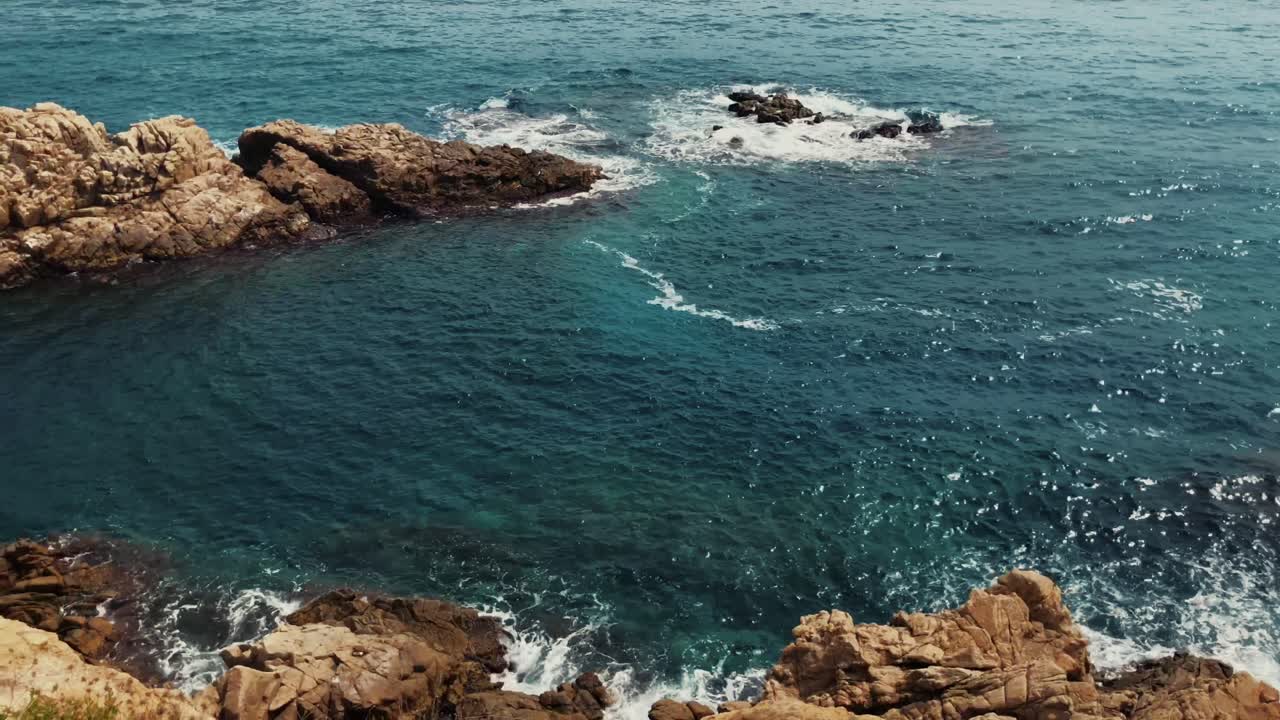 costa rocosa con aguas turquesas