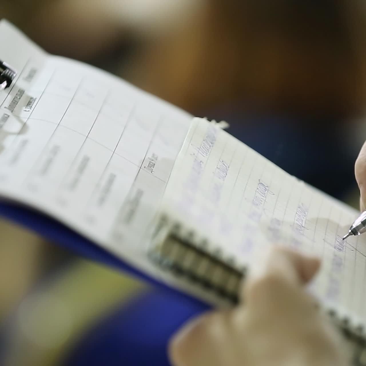 manos humanas escribiendo en papel