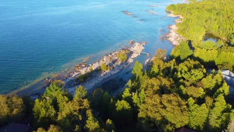 Hermosa-Costa-De-La-Península-De-Bruce-En-Ontario,-Canadá,-Vista-Aérea