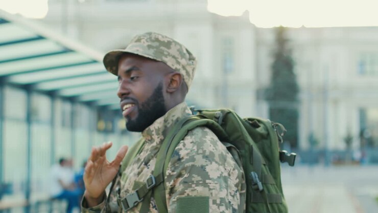 bel soldato che saluta e manda baci alla sua ragazza