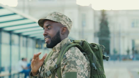 guapo soldado diciendo adiós y lanzando besos a su novia