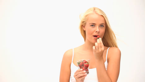 mujer atractiva comiendo fruta