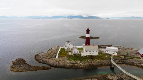 Casas-De-Huéspedes-Construidas-Alrededor-Del-Faro-En-Islas-Históricas-De-Noruega,-órbita-Aérea