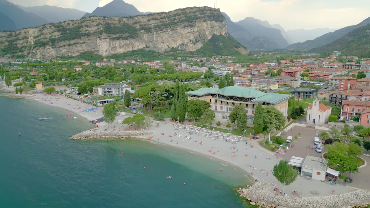 두 개의 놀라운 계곡 사이에 앉아 있는 큰 이탈리아 마을 위에 가파른 산이 우뚝 솟아 있습니다.