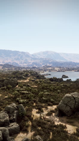 un hermoso paisaje con montañas, un lago y un cielo abierto