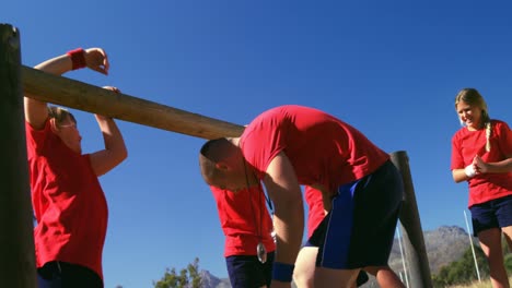 Entrenador-Entrenando-A-Niños-En-El-Campo-De-Entrenamiento.