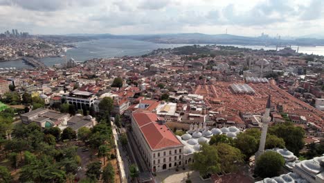 Vista-Aérea-De-Estambul-Y-El-Estuario-Del-Cuerno-De-Oro,-Ciudad-Antigua.