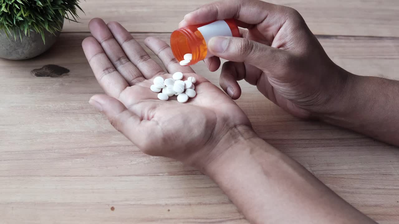 persona que toma pastillas