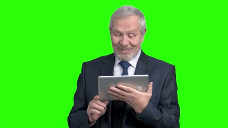 un anciano empresario hablando por internet.
