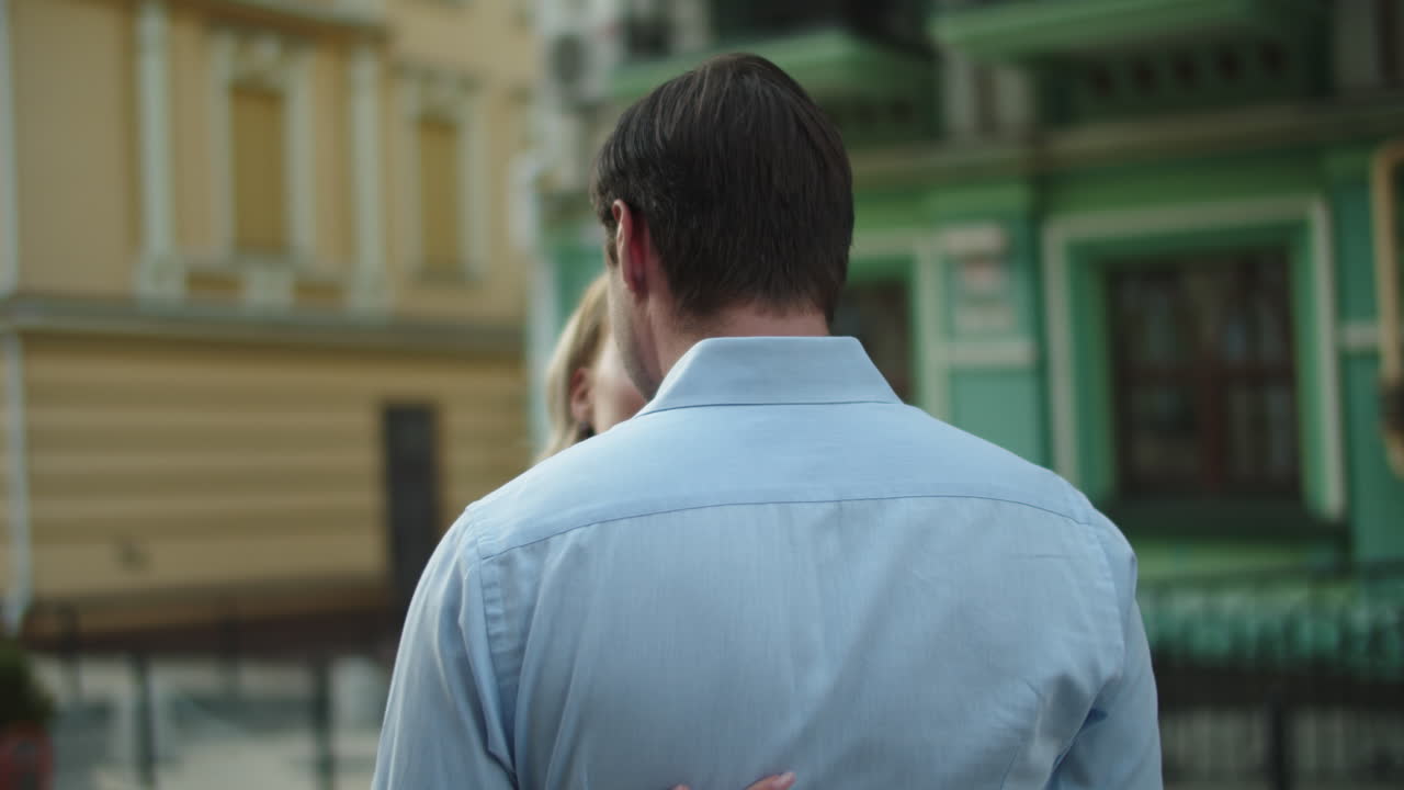 hombre y mujer en primer plano mirándose el uno al otro. pareja de negocios sonriendo afuera