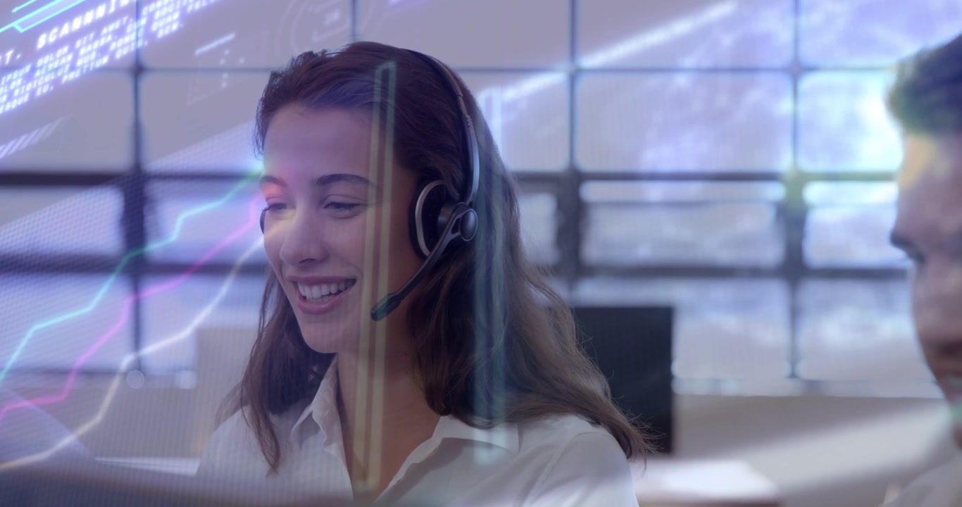 Video verticale: Rappresentante sorridente in camicia, dopo aver scambiato uno sguardo con un collega, che parla al microfono e legge durante una chiamata in ufficio