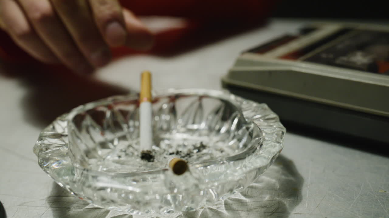 manos cerradas y grabadora en una sala de interrogatorio de la policía