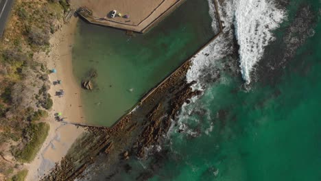 Vista-Aérea-De-Drones-Directamente-Desde-La-Parte-Superior-De-La-Piscina-De-Rocas-En-La-Costa-Rocosa-Con-Movimiento-Circular