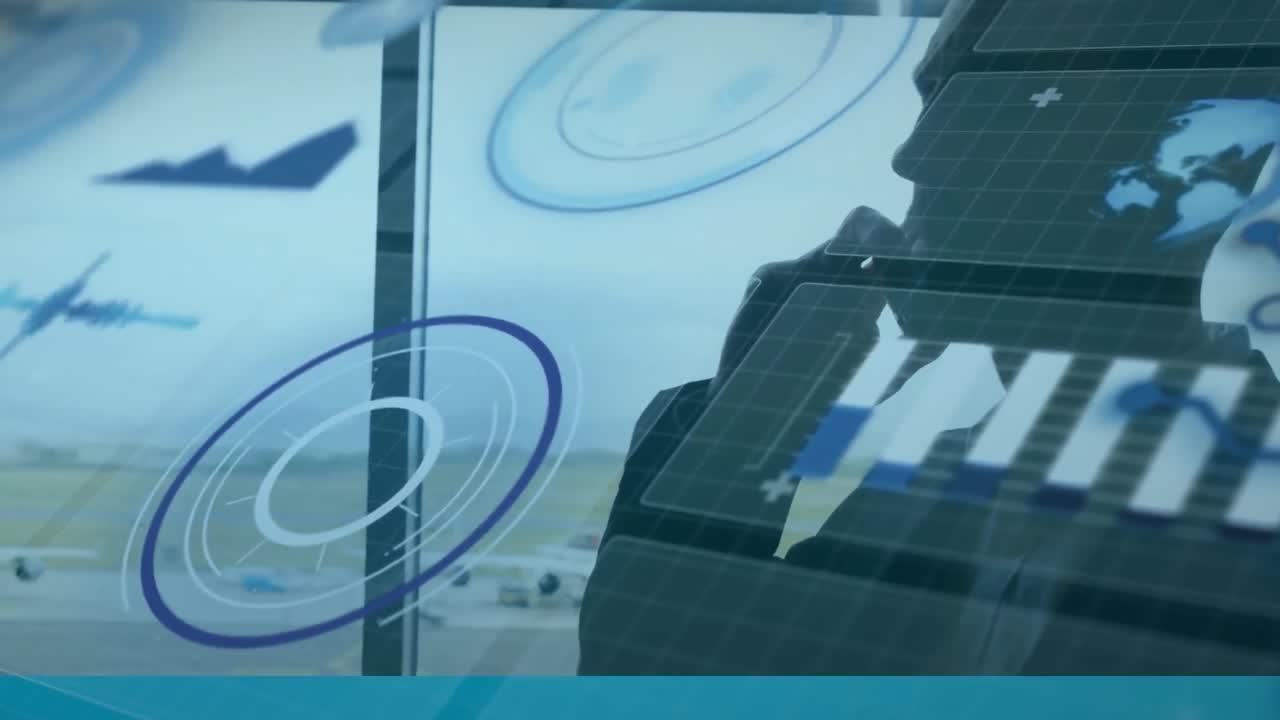 animación del procesamiento de datos estadísticos sobre un hombre caucásico hablando en un teléfono inteligente en un aeropuerto
