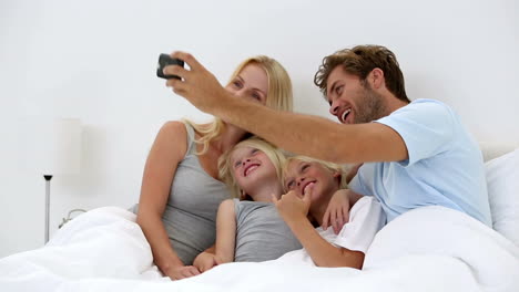 Padre-Tomándose-Un-Autorretrato-De-él-Con-Una-Familia-Feliz