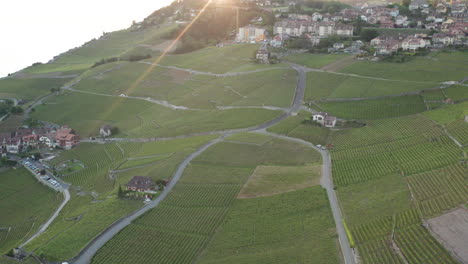 Inclínate-Hacia-Arriba-Desde-Hermosos-Campos-Verdes-Hasta-El-Sol-Brillando-A-Baja-Altura-Sobre-Un-Idílico-Pueblo-De-Montaña