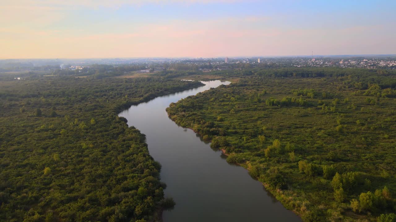 Ripresa con drone in volo sopra l'Arroyo de la China a Entre Ríos, Argentina, vicino a Concepción del Uruguay.