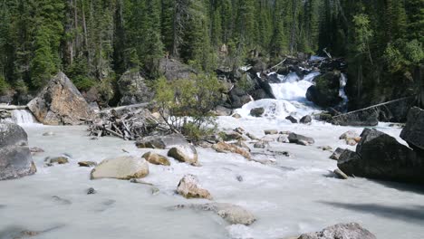 Cascada-En-El-Río-Del-Valle-De-Yoho-En-Verano-Durante-El-Día-En-El-Parque-Nacional-De-Yoho,-Columbia-Británica,-Canadá