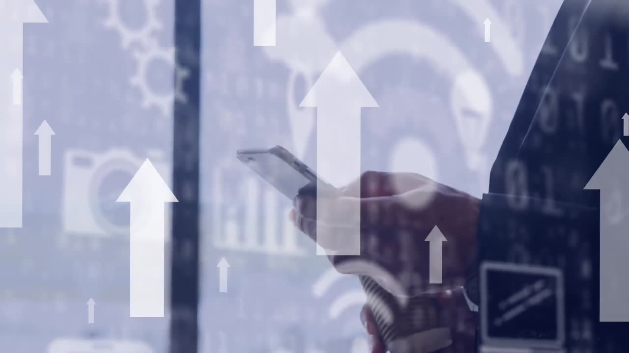 animación de una red de iconos sobre un hombre de negocios que usa un teléfono inteligente