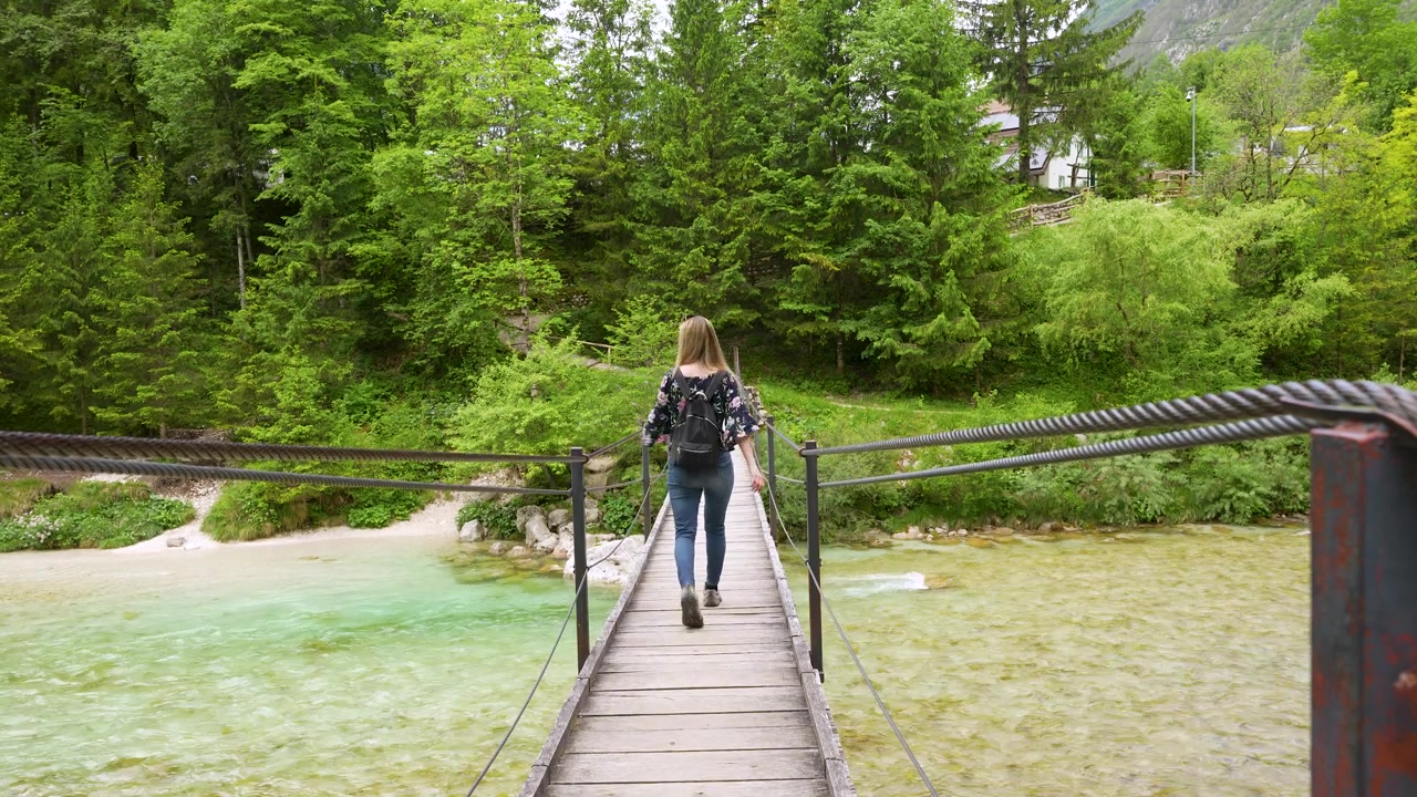 Soča Vadisi'nde ahşap bir köprüdeki bir kadınla açık hava macerası.
