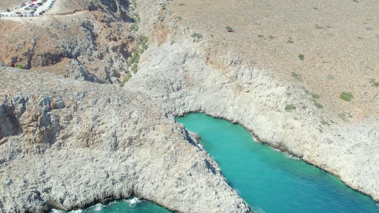 agua turquesa de la playa seitan limania con montañas escarpadas cerca de chania, isla de creta, grecia