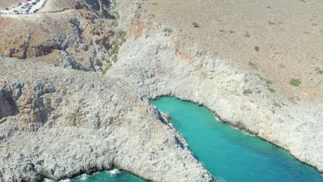 eau turquoise de la plage de seitan limania avec des montagnes escarpées près de la canée, crète, grèce