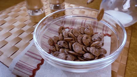 Copos-De-Chocolate-Crujientes-En-Un-Bol-Para-Un-Delicioso-Desayuno-Con-Leche-Por-La-Mañana.-Cámara-Lenta-Con-Seguimiento-De-Rotación.