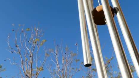 Una-Vista-De-Un-Carillón-De-Viento-Colgado-En-La-Naturaleza